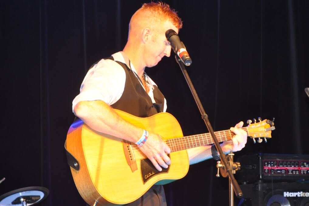 Darryl "Carrot" Bowen performing at the Aberdeen All For Alex fundraiser.