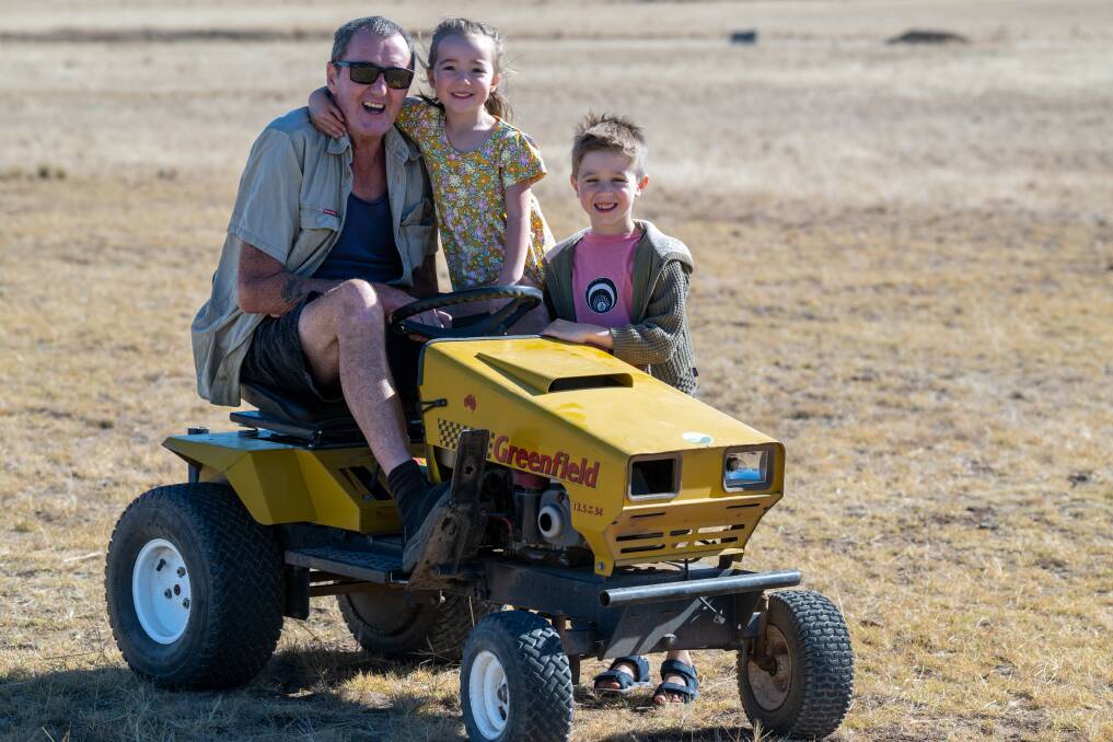 Warren Acott with his grandchildren Moby and Akiko before he began his ride to Canberra. Picture by Enzo Tomasiello