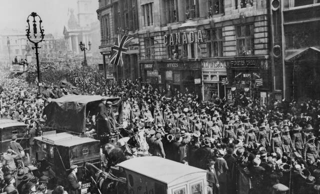 Australian and New Zealand troops marching in London on Anzac Day 1916. Picture courtesy of the Australian War Memorial.