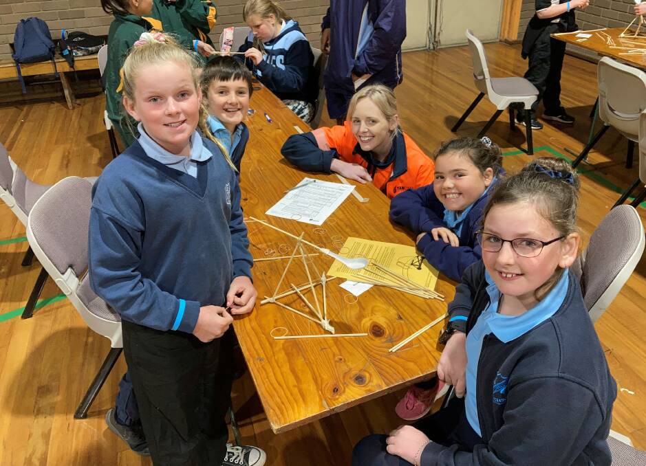 Yancoals Aleisha Tindall and students from Muswellbrook Public School with their miniature catapult under construction at the primary school Science and Engineering Discovery Day.