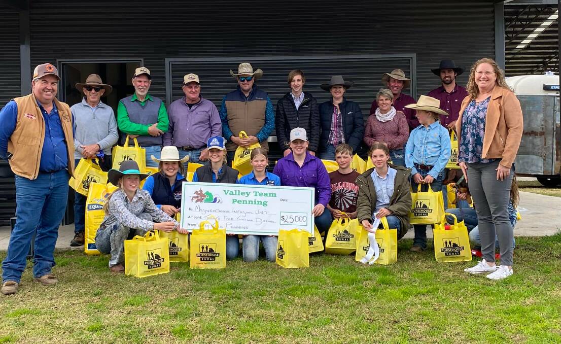 Paul Hugginson VTP President, Placegetters of the team campdrafting, youth front row adults
rear and Tracey Leatherday from Muswellbrook Hospital Infusion Unit receiving the $25,000 cheque. Photo supplied.