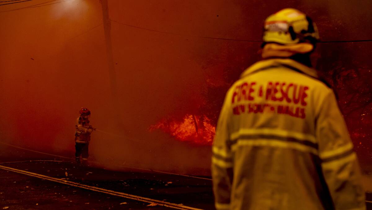 Firefighters battle blazes on the NSW South Coast during the Black Summer fires. Picture by Sitthixay Ditthavong