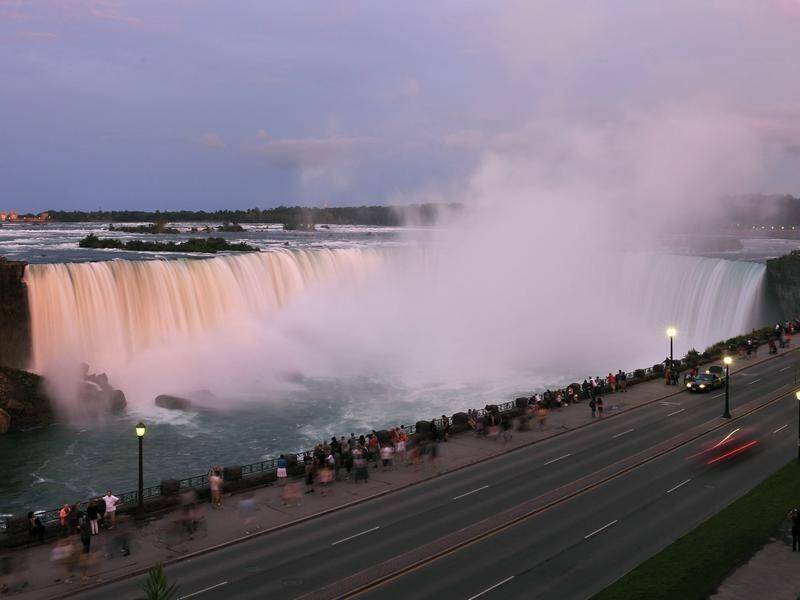 Horseshoe Falls in Niagara Falls, Canada, could be a Commonwealth Games' beach volleyball backdrop. (EPA PHOTO)