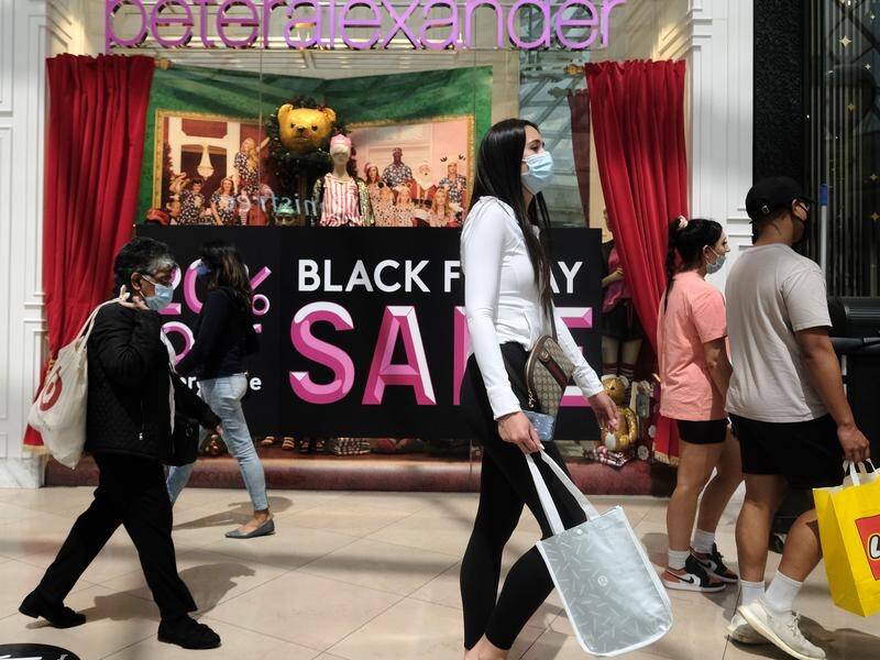 Outlets at Melbourne's Chadstone shopping centre are offering hefty Black Friday discounts. (Luis Ascui/AAP PHOTOS)