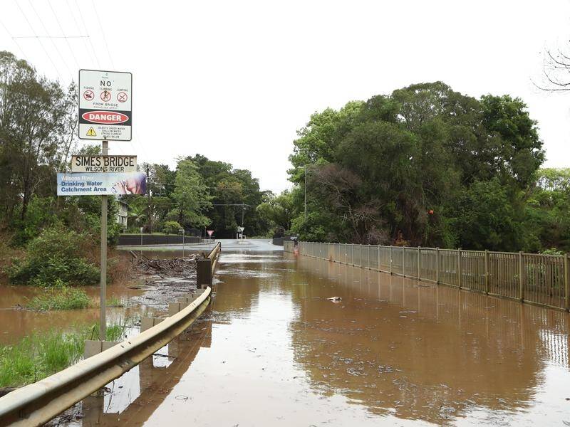 A report has blamed NSW and local authorities for not providing adequate flood warnings in Lismore. (JASON O'BRIEN/AAP PHOTOS)