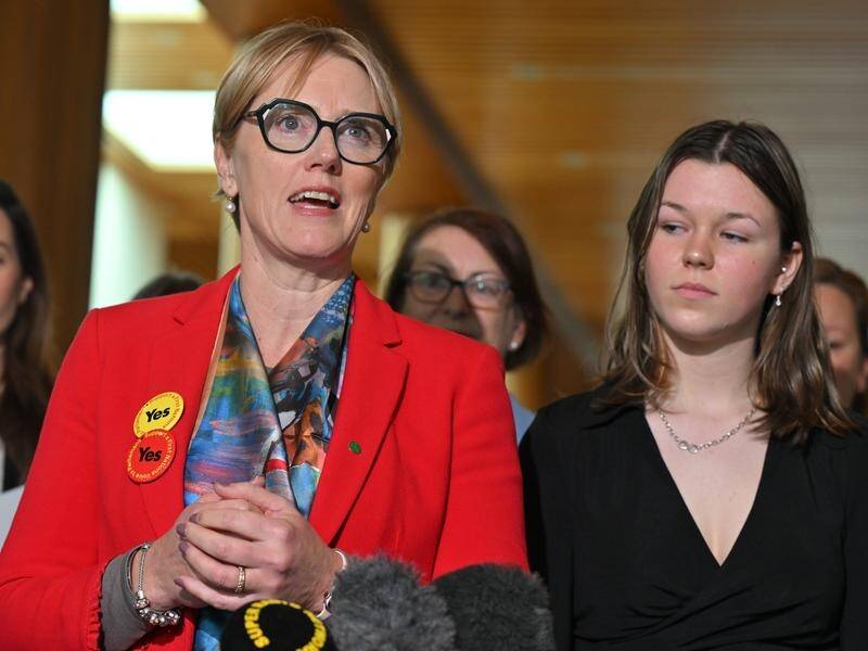 Independent MP Zoe Daniel and Katya Jaski (right) face the media at Parliament House in Canberra. (Mick Tsikas/AAP PHOTOS)