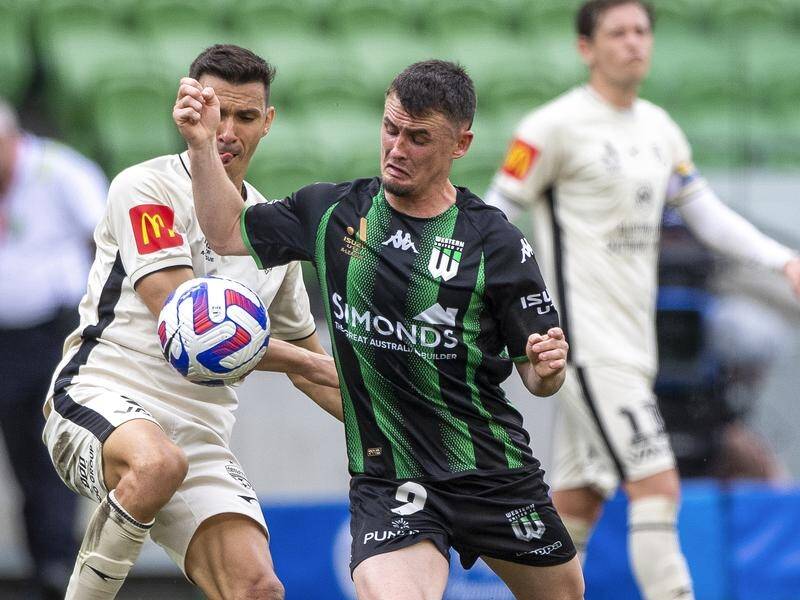Dylan Wenzel-Halls (r) has left Western United to sign for rival ALM club Central Coast Mariners. (Will Murray/AAP PHOTOS)