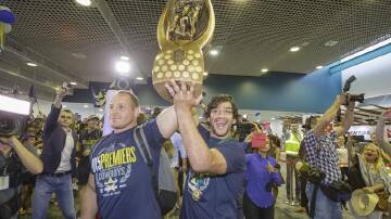 North Queensland hero Johnathan Thurston (R) will join the Sport Australia Hall Of Fame. (Andrew Rankin/AAP PHOTOS)