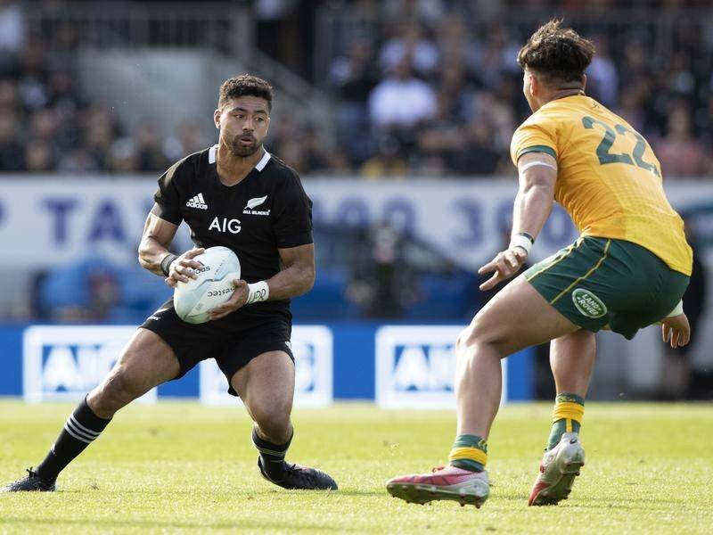 Richie Mo'unga (l) says Noah Lolesio will enjoy the challenge of a Wallabies debut against NZ.