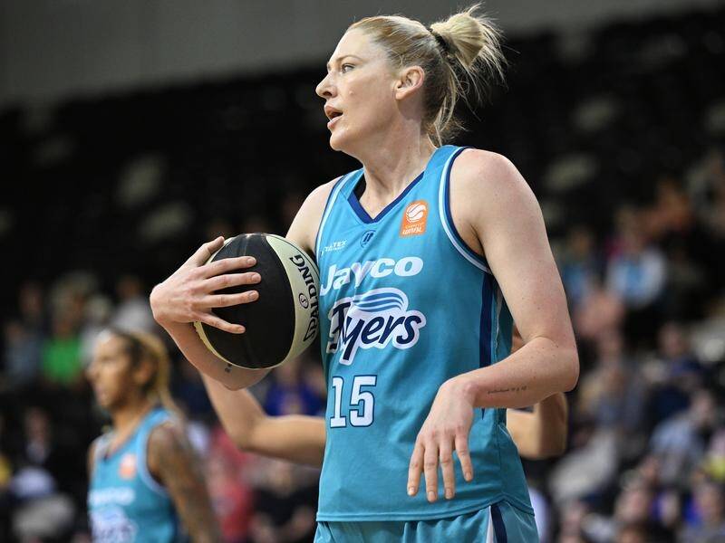 Lauren Jackson scored 20 points for the Southside Flyers in her 200th WNBL game. (James Ross/AAP PHOTOS)